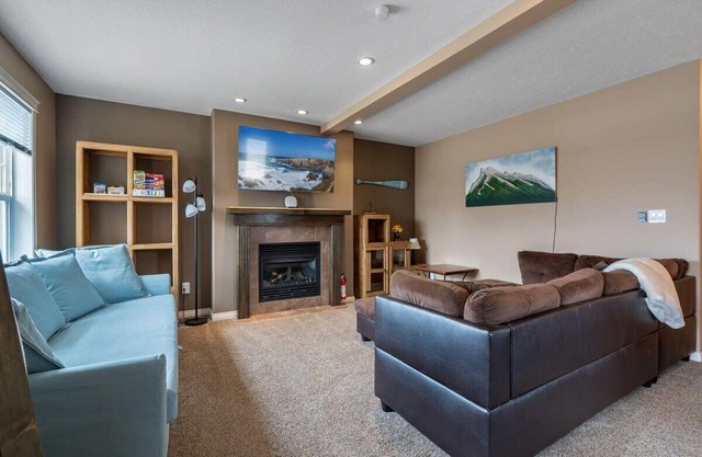 Prairie Oasis | Sleeps 16+ | BBQ, Fireplace & Loft!