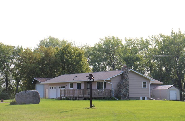 Prairie Pines Lodge.15 private acres.near Devils Lake