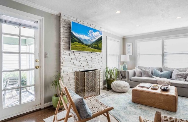 Prairie Village Cottage - Walk to Village Shops!