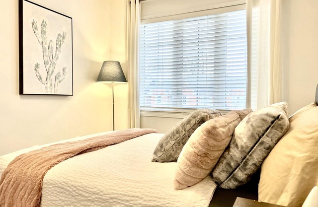 Precious family friendly 4 bd , mins walk to wilcox lake.