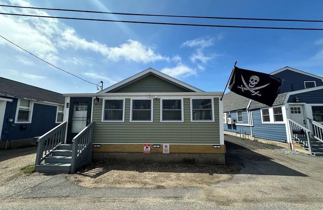 Premier, modern, fully renovated, Beach home.stroll to the beach in 3 minutes!