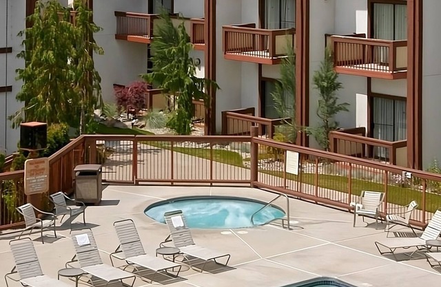 Premium Experience! Spacious Unit with Balcony, Outdoor Pool, Free Parking
