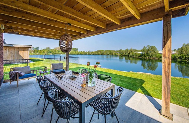 Premium Water 8p - Four Bedroom Villa, Sleeps 8