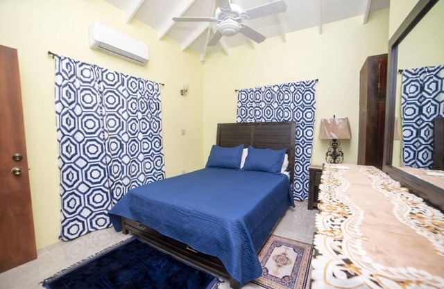 Prentice Place Lovely 1 bedroom condo with private parking.