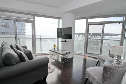 Presidential 2+1BR Condo, Entertainment District (Downtown) w/CN Tower View, Balcony, Pool & Hot Tub