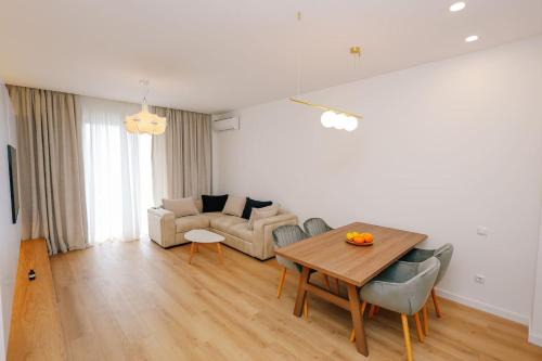 Prestige Living-Luxe 2BR near Lisi Lake