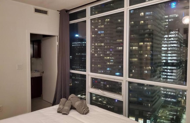 Prestigious 2-bdrm Condo in the Heart of Toronto