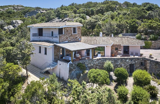 Prestigious and private panoramic villa in the forest facing archipelago.