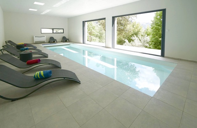 Prestigious villa with high-end services and exceptional panoramic view.