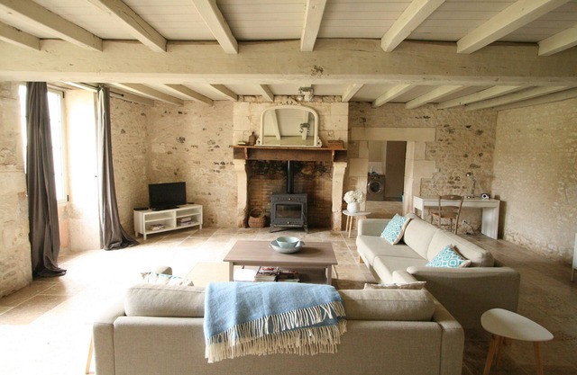Pretty 3 bedroom cottage sleeps 6 with heated shared pool