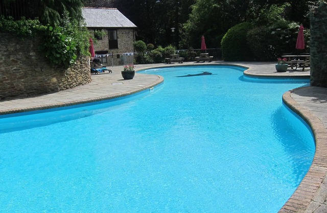 Pretty cottage sleeps 5 in country estate close to beaches with heated pools