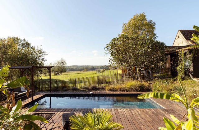 Pretty family friendly Stone Cottage Bergerac Bordeaux St Emillion jacuzzi pool