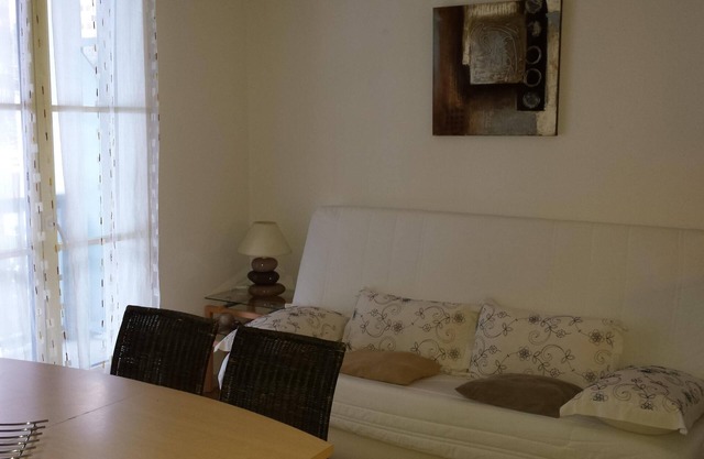 pretty T2 in recent and quiet residence, balcony, parking, @, near downtown