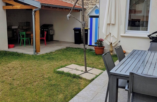 Pretty vacation home close to the beach and shops, not overlooked