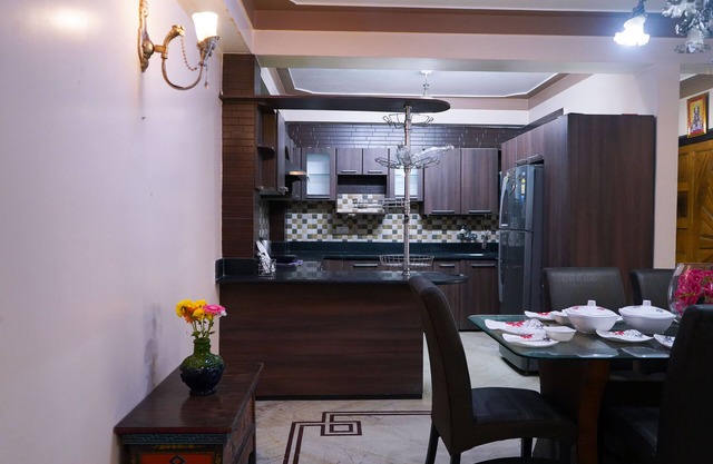 "Prime 4BHK: Ideal Location, 5 Min Walk to Market!"