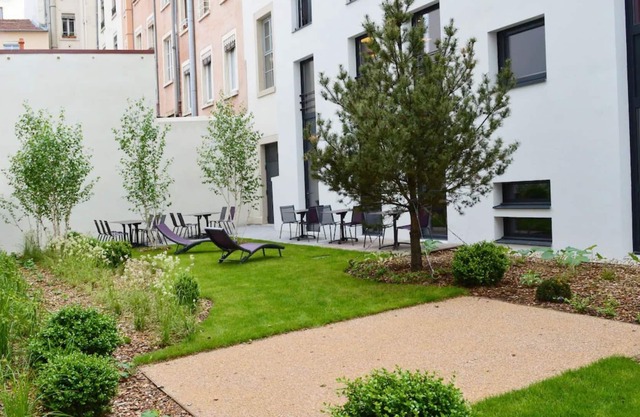 Prime Confluence District Retreat: Modern Amenities