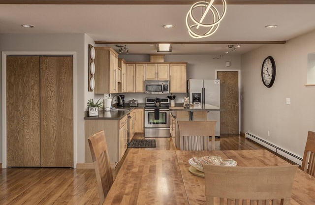Prime Downtown 2 bedroom Treehouse Style Unit
