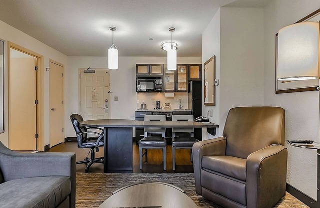 Prime Location! Free Parking, Pets Allowed, Near Strawbridge Lake Park