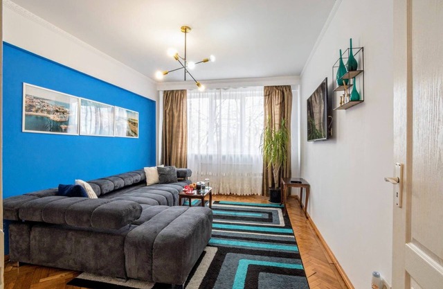 Prime Location: Central Park View. 5 Min to Beach