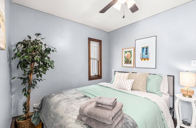 Prime Location! Charming 2BR, Royal Oak Downtown