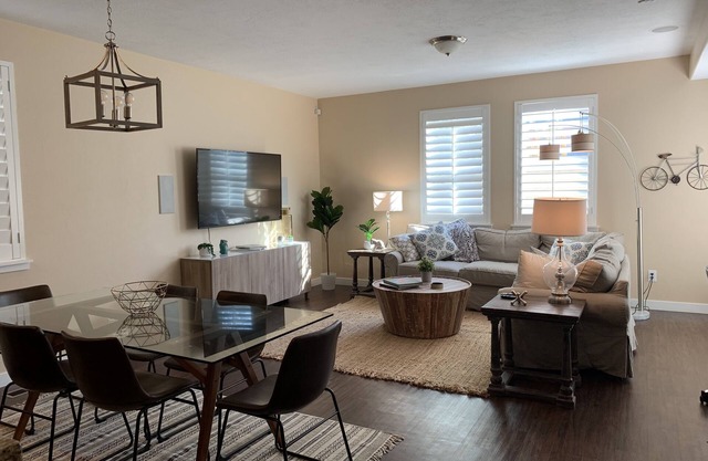 PRIME LOCATION- Home central to ski resorts, Hiking, Expo Center, shopping