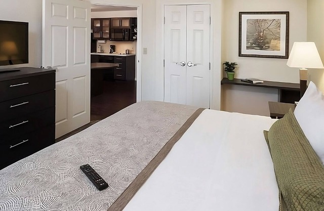 Prime Location! Pet-Friendly Property, Free Parking, Kitchen, Near Sunset Park!