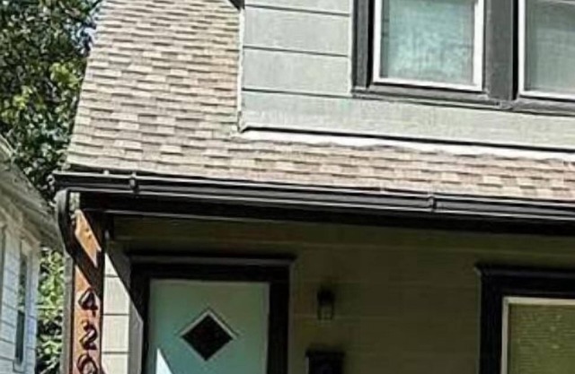 Prime West Plaza Retreat: Cozy Bungalow Steps from KU Med & 39th St!