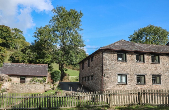 PRIMROSE AT STANCOMBE MANOR, NR KINGSBRIDGE, pet friendly in Sherford