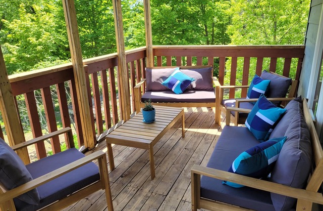 Prince Edward County Pond-Side Getaway! Family-friendly private oasis!