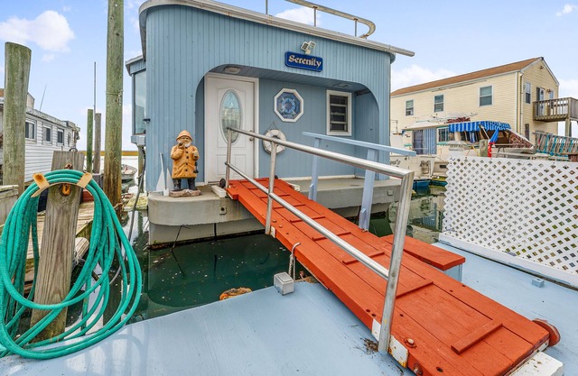 Pristine Bayfront Houseboat