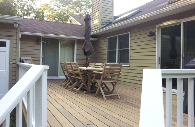 Pristine East Hampton Getaway! Walk to Private Beach! Huge Outdoor Shower!