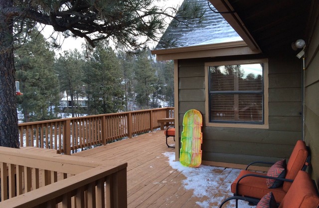 Privacy & Location! One acre & 2min from town. Central AC. Covered patio.
