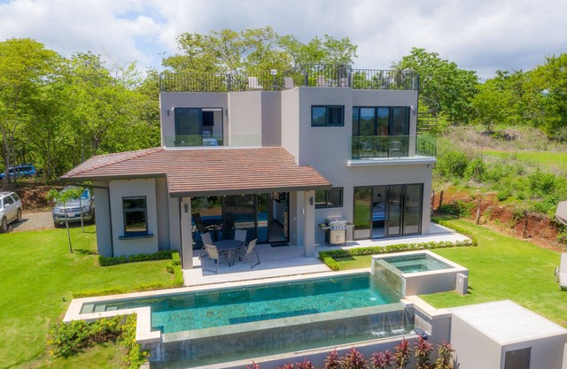 Private 3bedroom Ocean View Rooftop at Marbella