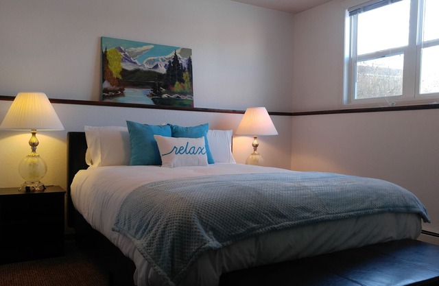 Private 1 Bed Home - 3 mi to Both Hosp. & 1 mi to ND Capital