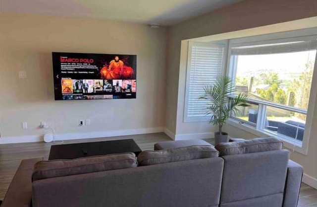 Private 1bd 1 ba suite w/lake views