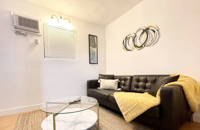 Private 1BR Guest Suite, Walk to Shops and Stores