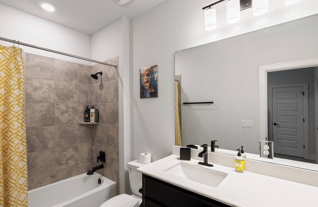 PRIVATE 2 BEDROOM LOFT IN A SHARED HOME, SOUTH AUSTIN, AC, WIFI, FREE PARKING