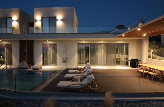 Private 4 bedroom Villa with private pool, above the sea!