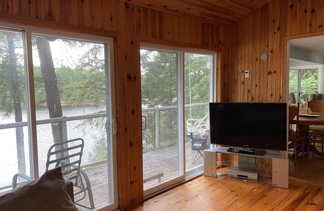 Private 4 Season Waterfront Cottage - 2 hrs from TO -Great Swimming/FAST WI-FI
