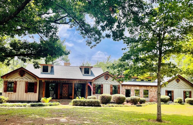 Private 5-bedroom Retreat Farmhouse on 232 acres Early County GA, Pool, Porches