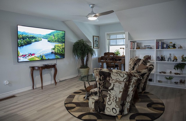 Private 800 sq ft Luxurious apartment/separate entrance.
