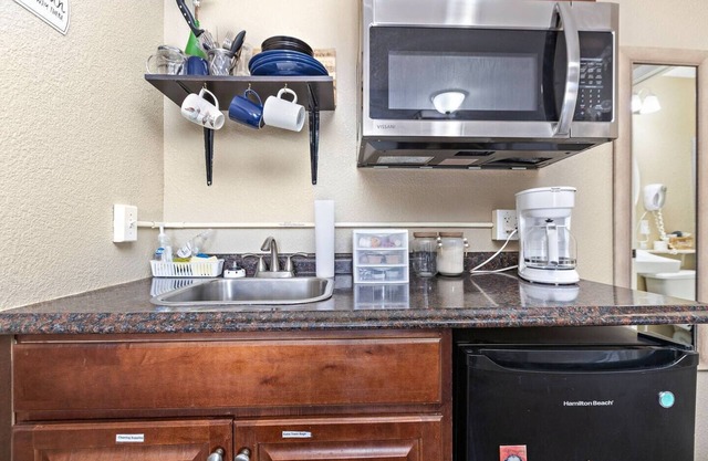 Private and cozy apartment in small town Kansas!