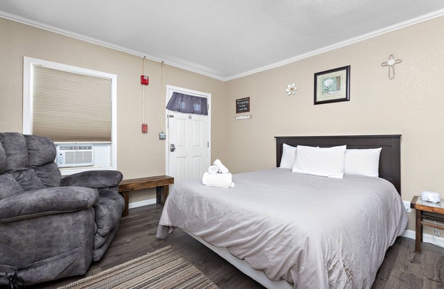 Private and cozy apartment in small town Kansas!
