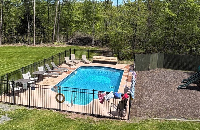Private and Heated pool Hot tub, sauna, game room, swing Sat.