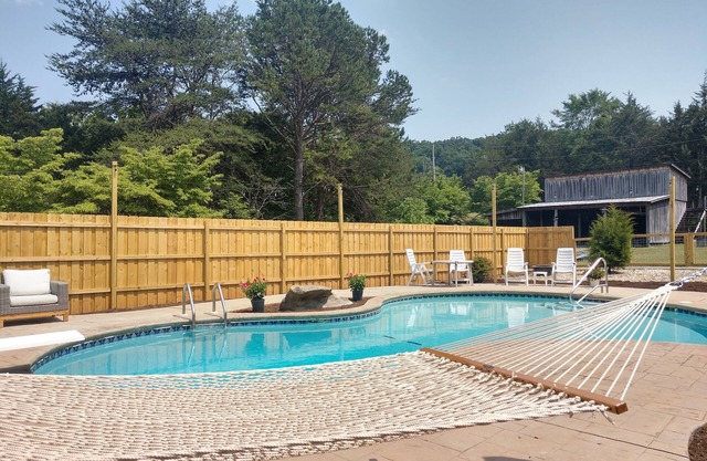 Private and peaceful cabin in convenient location with seasonal outdoor pool