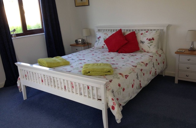 Private and quiet, dog friendly, 10 minute walk from all Solva has to offer.