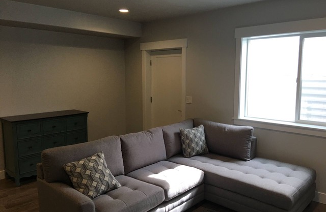 Private Basement Guest Suite Near Golf Course