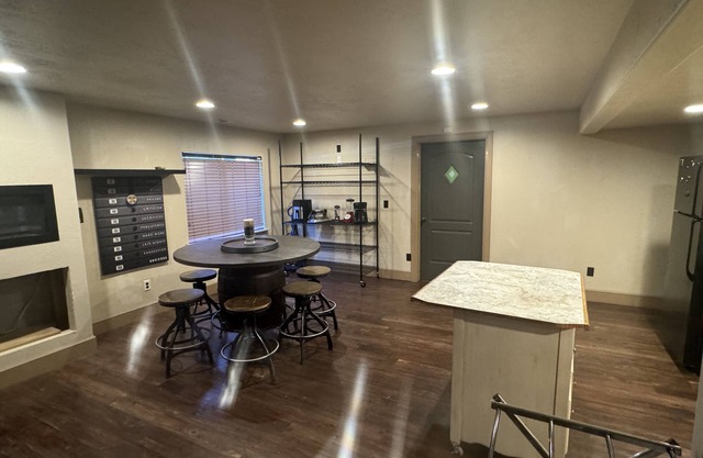 Private Basement With Home Theater & Fast WIFI
