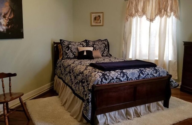 PRIVATE BATH - PRIVATE ROOM - WASHBURN AREA - KEYLESS ENTRY