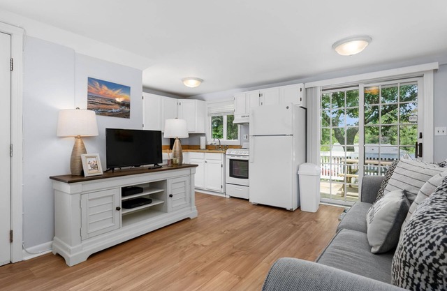 Private beach access, newly remodeled, 2 bedroom, 1 bathroom with outdoor shower